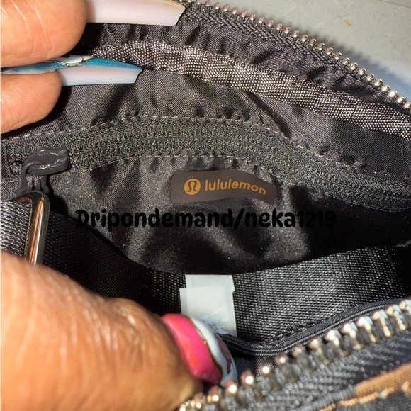Lululemon Everywhere Crossbody Bag 2L Metal Hardware - Picture 7 of 9